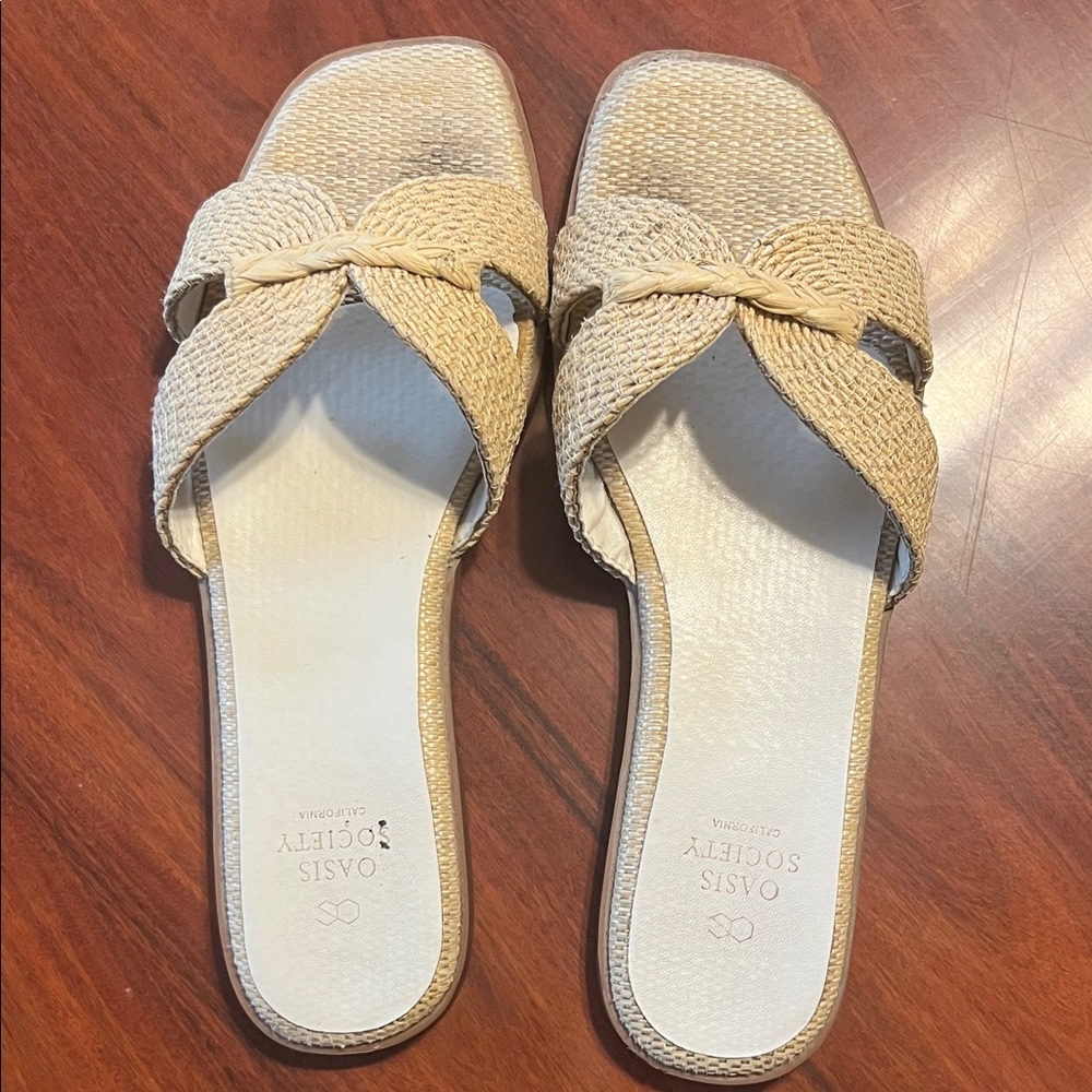 Oasis Society Women's Cream Slide Sandals